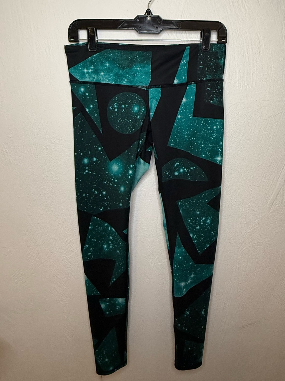 ALO Yoga Womenβs Teal and Black Galaxy Pattern Leggings